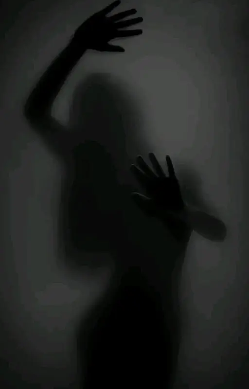 La silhouette dans l’escalier